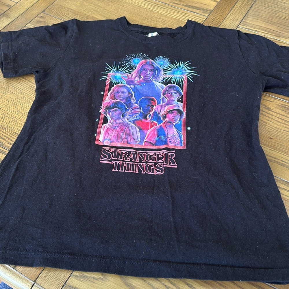 Women’s Stranger things black t-shirt size L